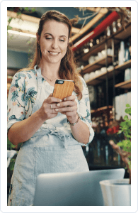 Chica dandose de alta como autónomo desde el movil