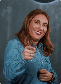 Cristina señalando a cámara