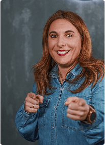 Cristina señalando a cámara con las dos manos