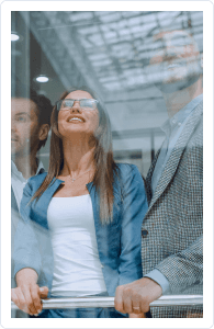 Dos personas mirando por la ventana