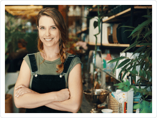 Chica contenta por haber creado su empresa