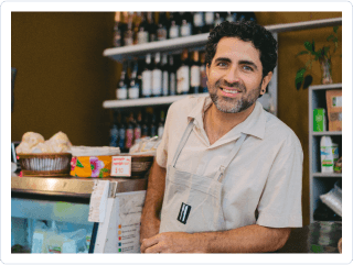 Dependiente contento por haber creado su empresa