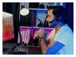 foto persona frente al ordenador