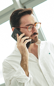 Asesor de Ayuda T Pymes hablando por teléfono