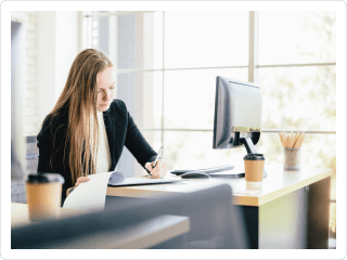 Chica contenta por haber creado su empresa