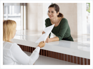 Dependiente contento por haber creado su empresa