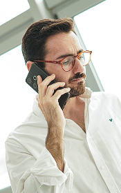 Asesor de Ayuda T Pymes hablando por teléfono
