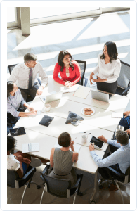 Equipo de asesores en reunión