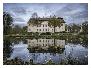 Mujer sonriendo y escribiendo en una pizarra