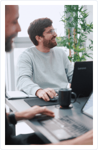 Especialista de Ayuda T Pymes atendiendo a un cliente