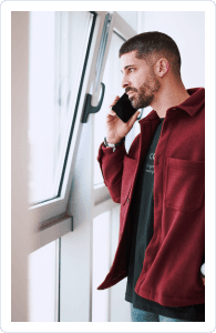 Trabajador de Ayuda T Pymes hablando por teléfono