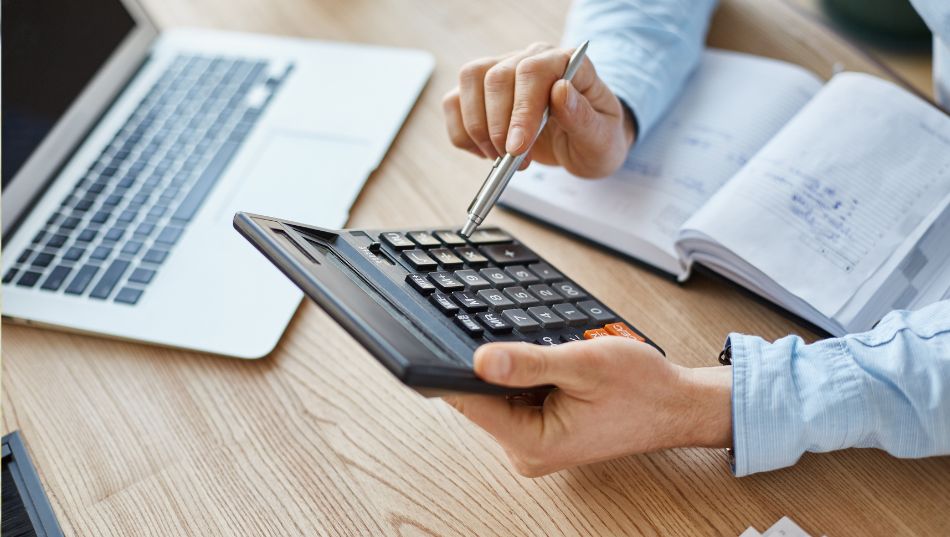 ¿Cuál es la diferencia entre factoring y confirming?